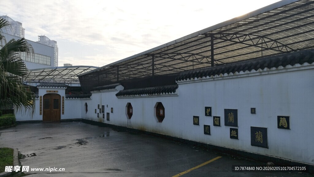 传统白墙建筑外观