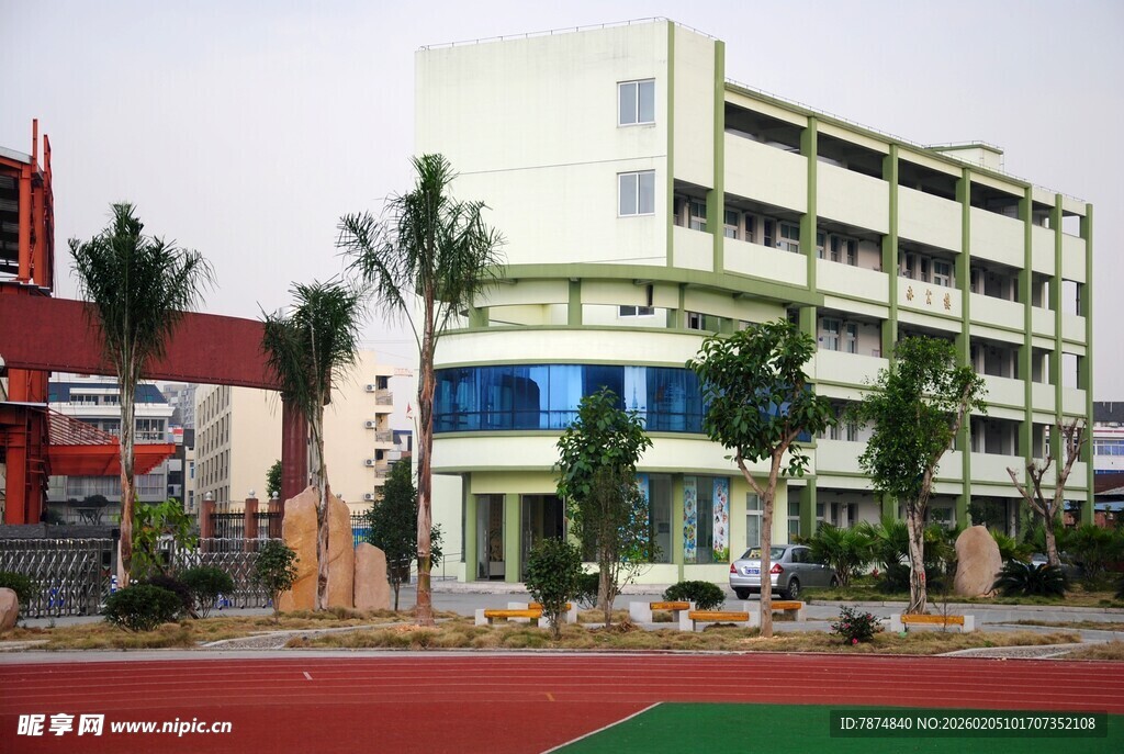校园教学楼与运动场地