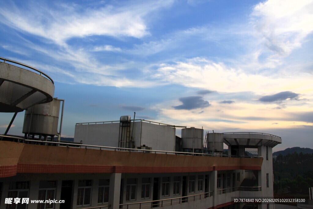 黄昏下的建筑楼顶景观
