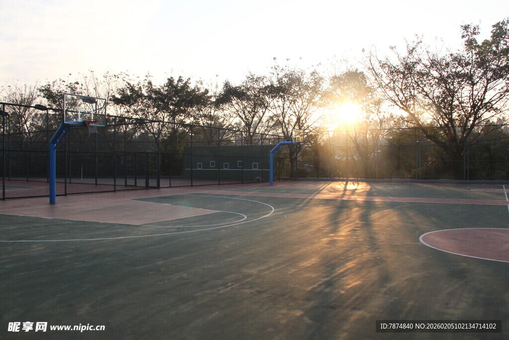 夕阳下的户外休闲运动场地
