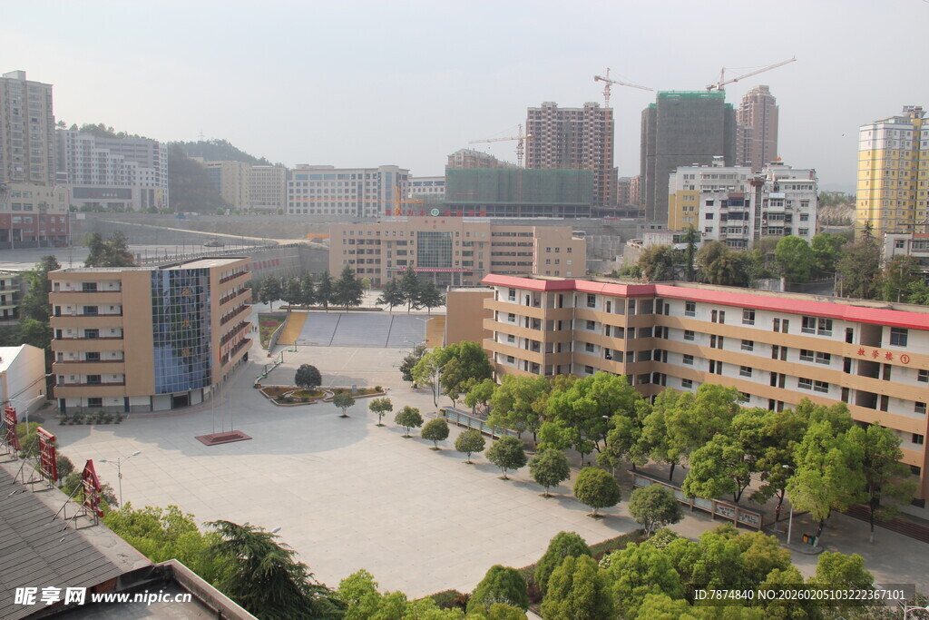 城市中学校园俯瞰景象