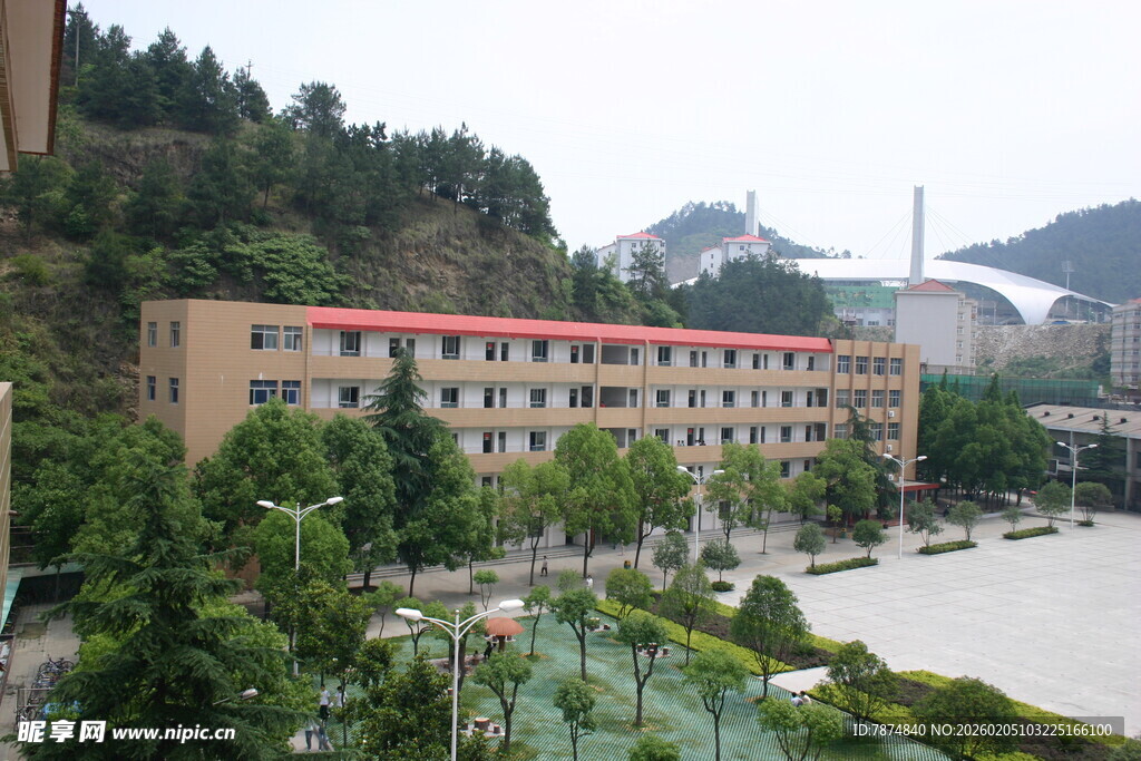 依山傍水的多层建筑景观