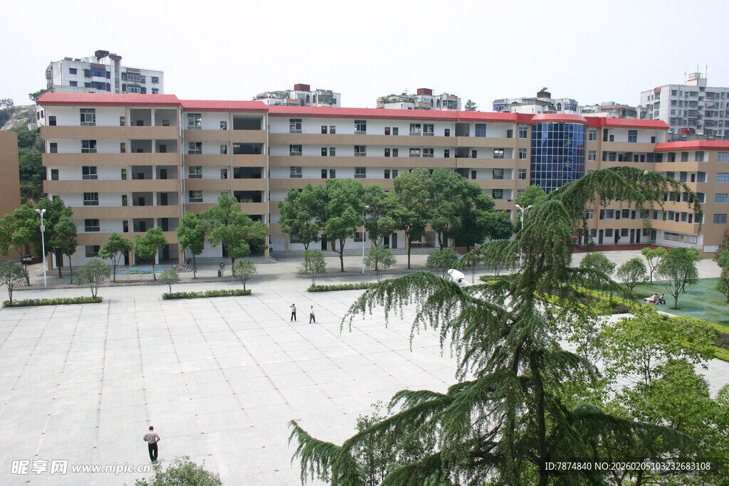 小区景观 绿树环绕的楼房