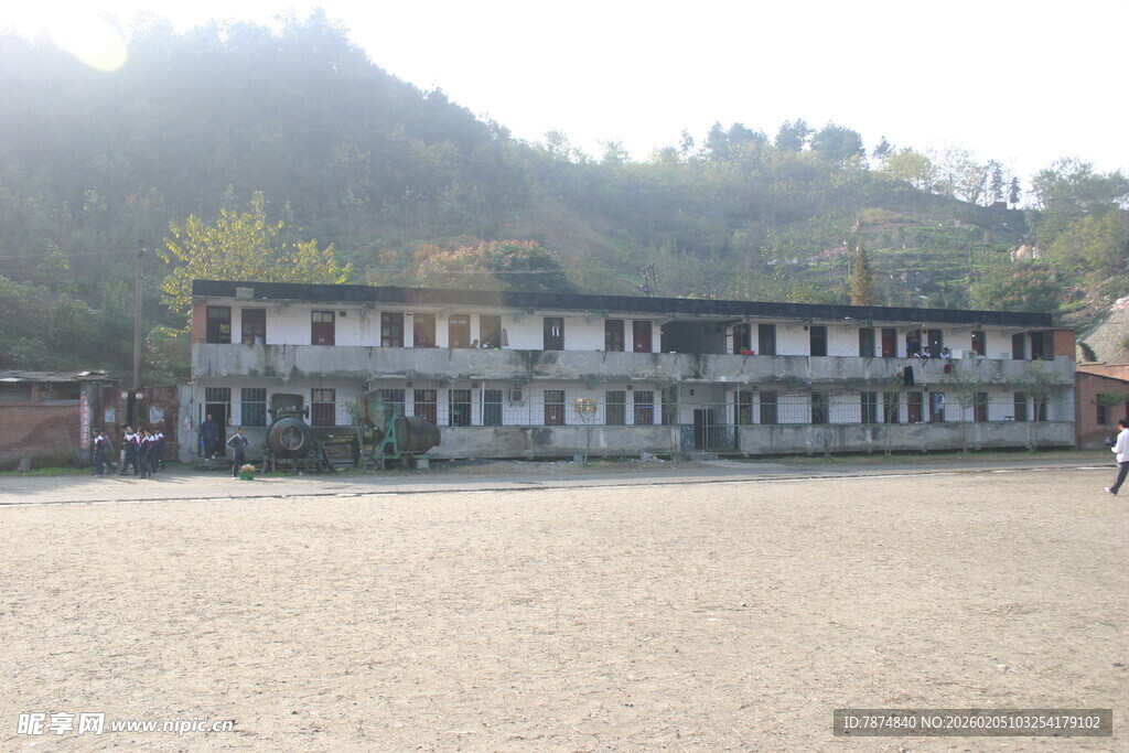 乡村学校建筑与开阔场地