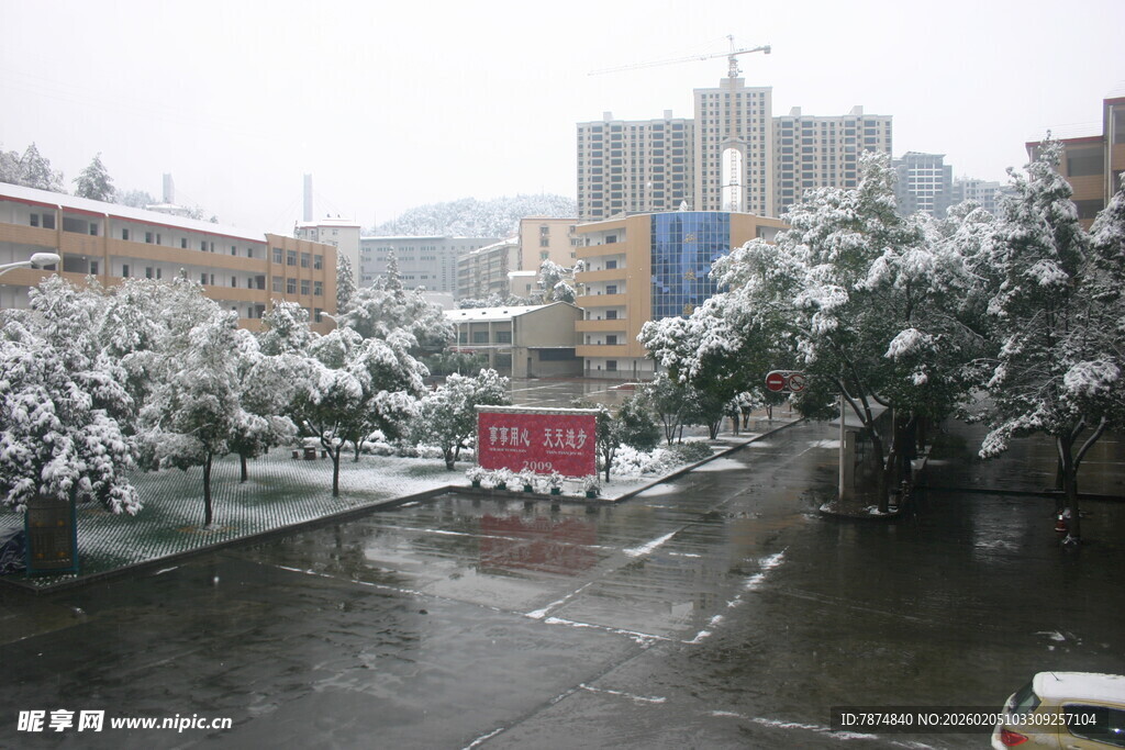 城市雪景中的街道与建筑