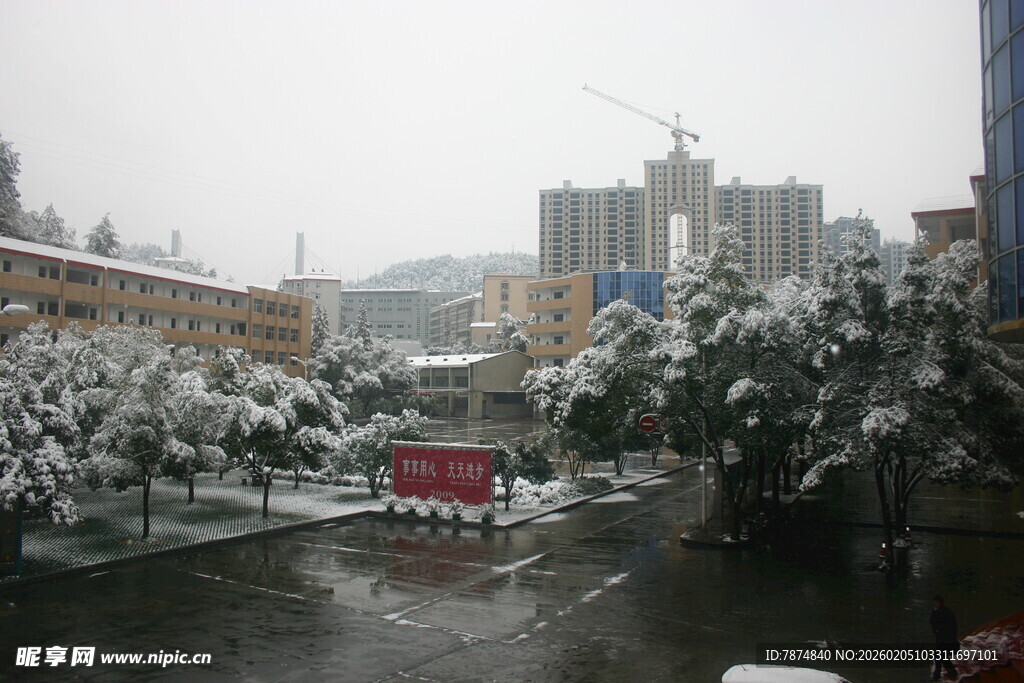 雪覆城市景观