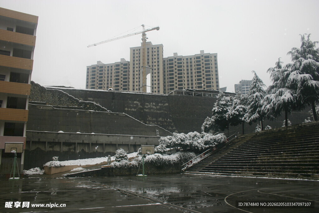 城市雪景中建筑与塔吊