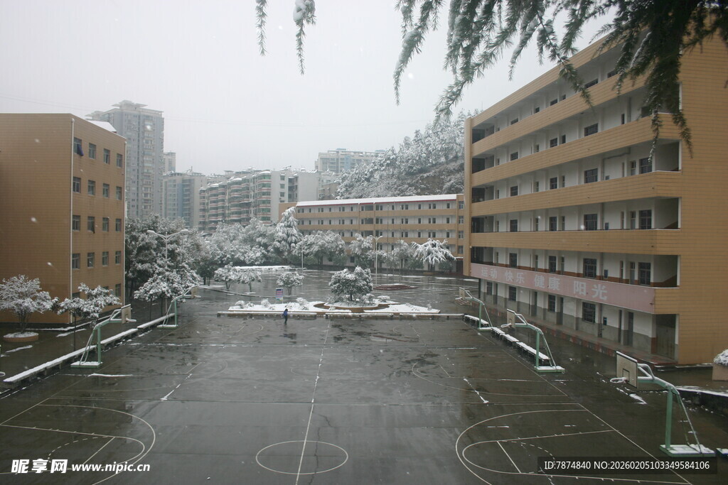 校园雪景