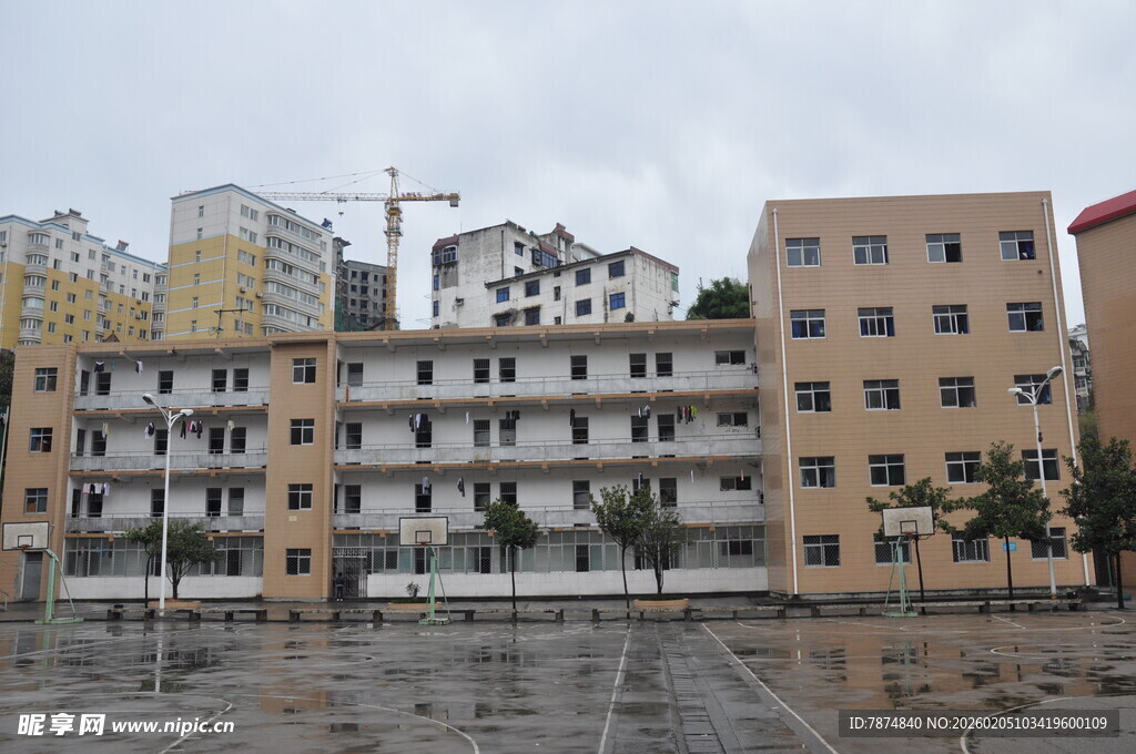 老旧小区建筑与空旷场地