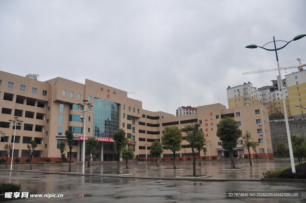 雨后的校园广场建筑景观