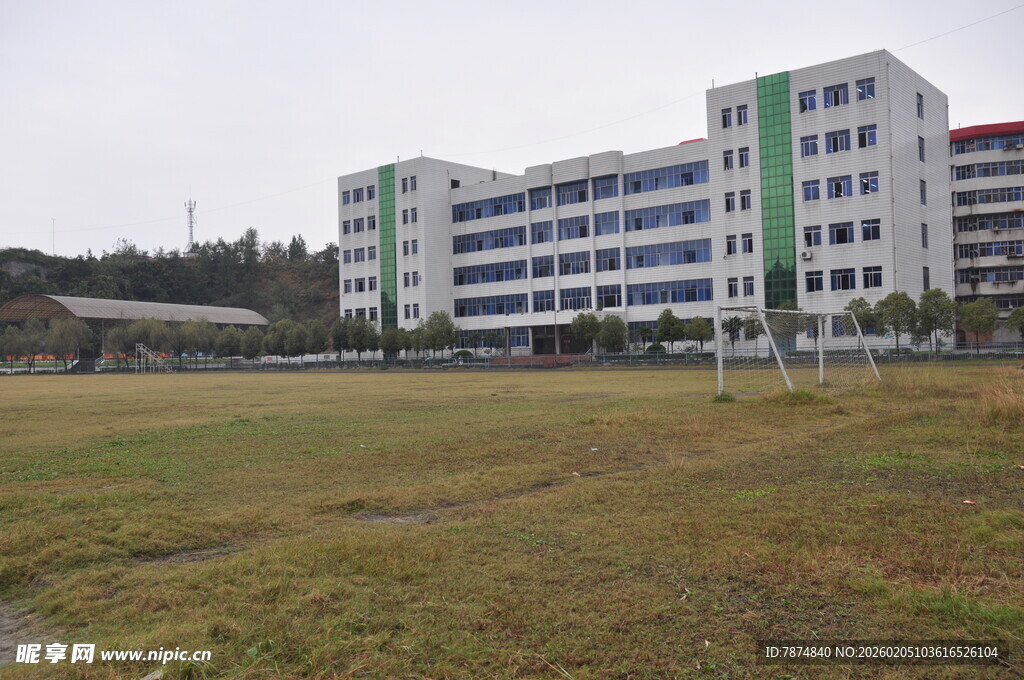 校园教学楼与开阔草地