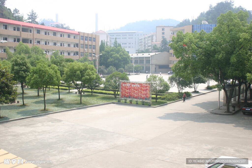 校园开阔广场及周边景致