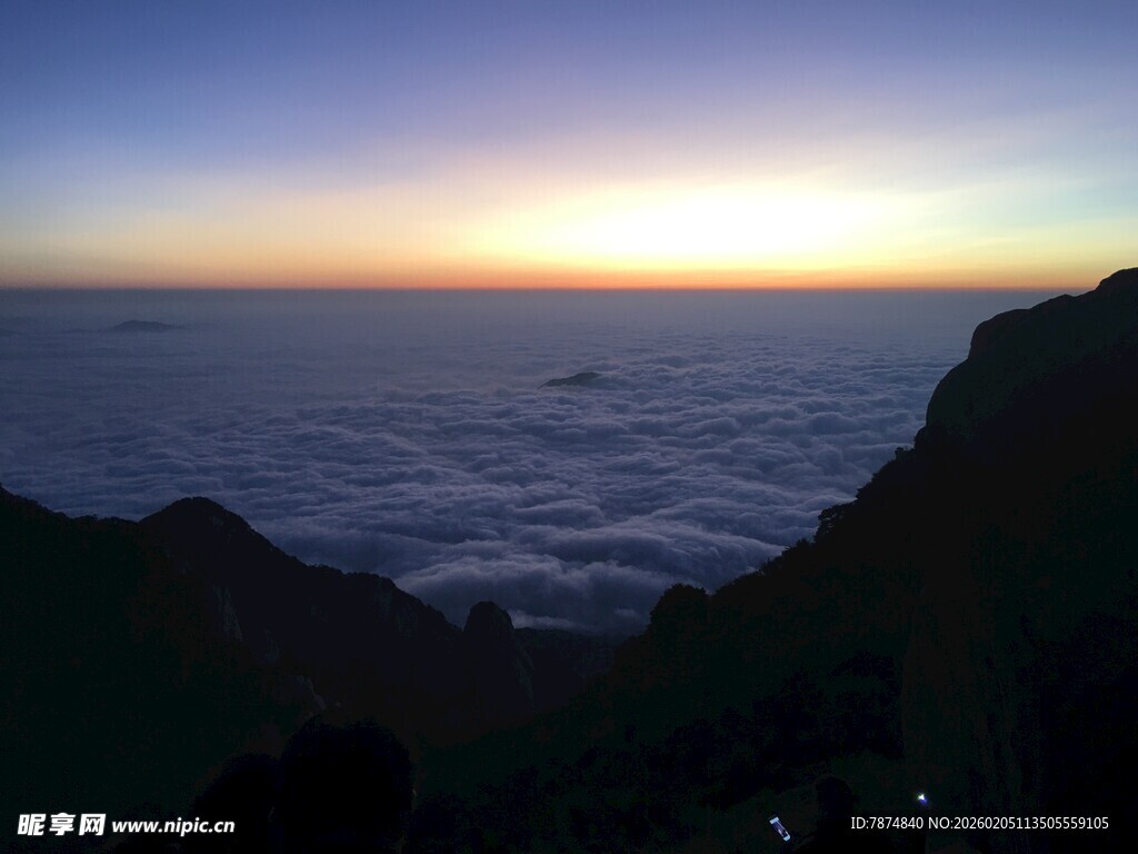 泰山云海之上的壮丽日出