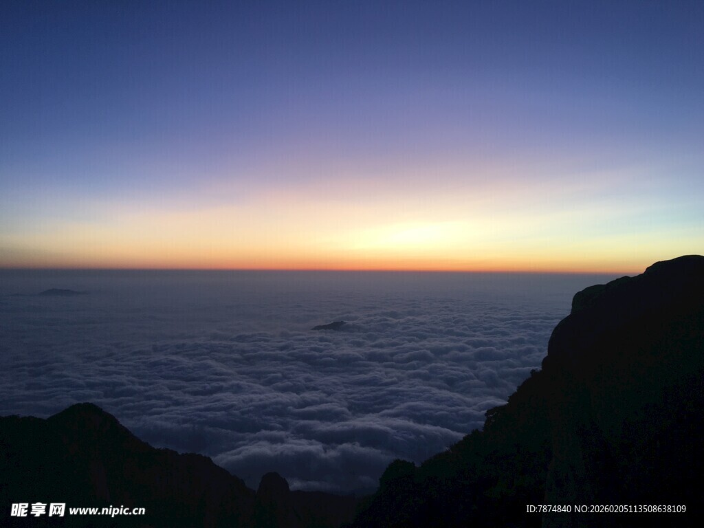 泰山云海之上的壮丽日出景象