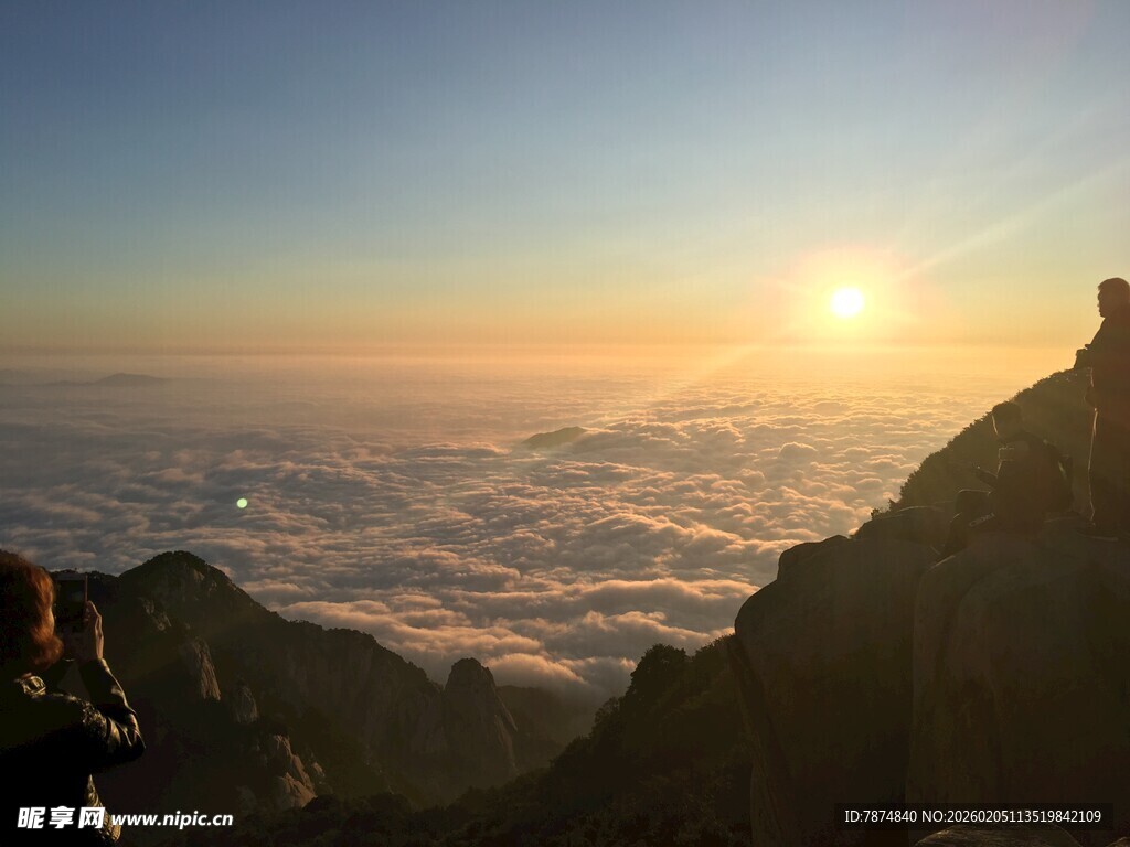泰山日出云海中的巍峨山峰