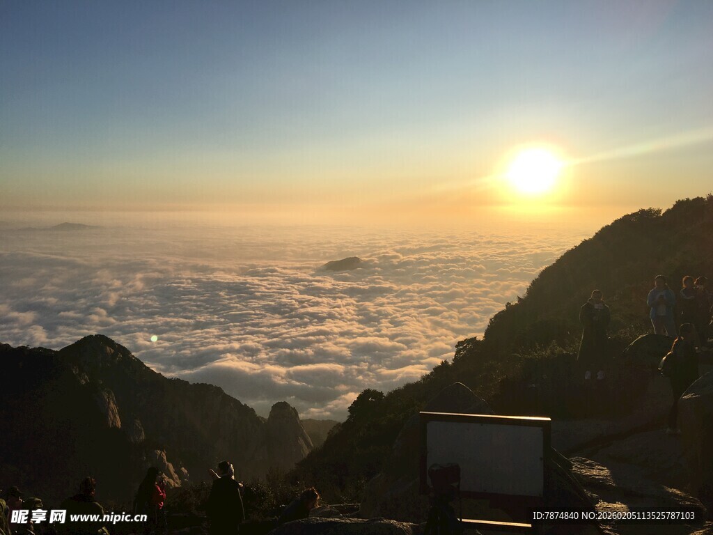 泰山山顶观壮丽云海日出