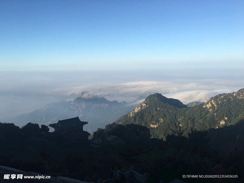 泰山山巅云海壮丽景观