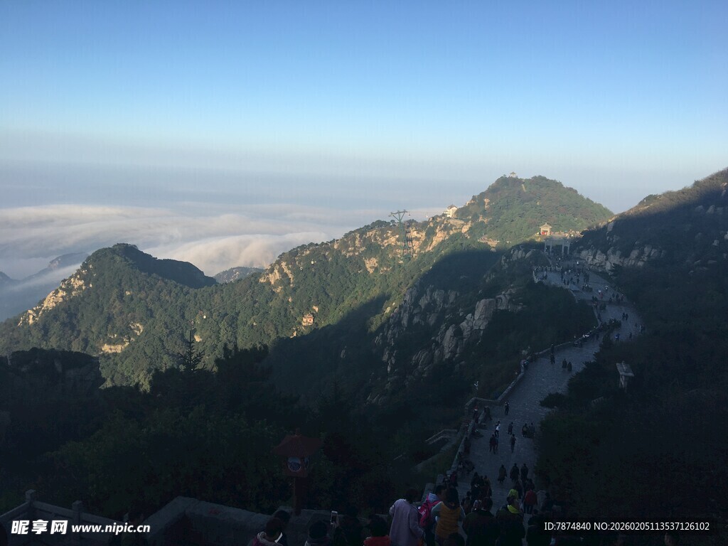 泰山山峦云海间的壮美风光