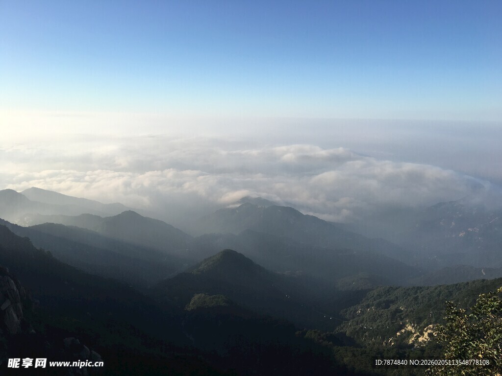 泰山山峦云海间的壮美风光