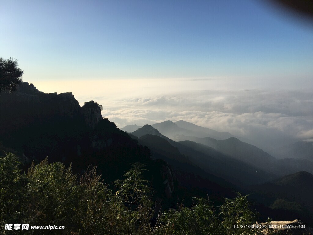 泰山山间云海壮丽景观