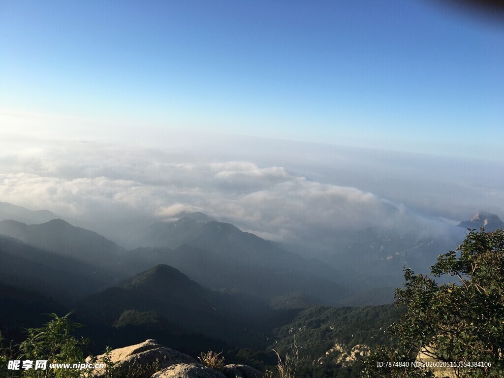 泰山山巅云海壮丽景观