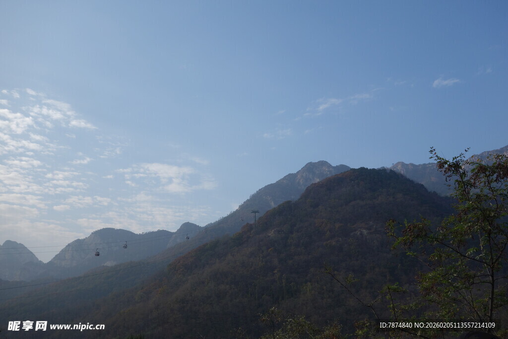 泰山蓝天映衬下的连绵山峦