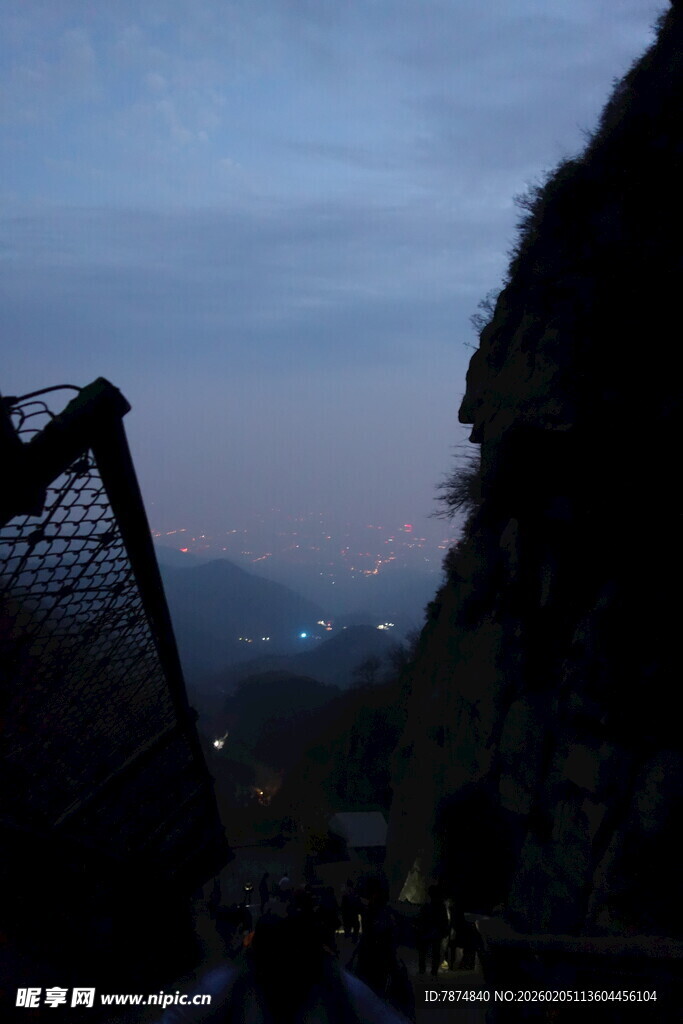 泰山山间暮色中的观景设施