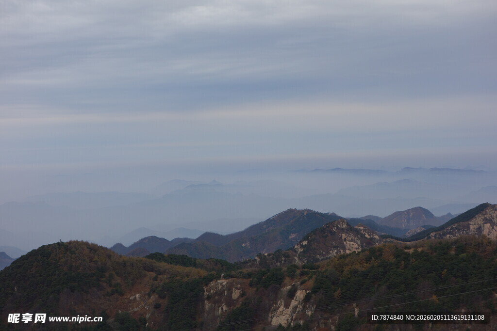 泰山山峦云海间的壮美景色