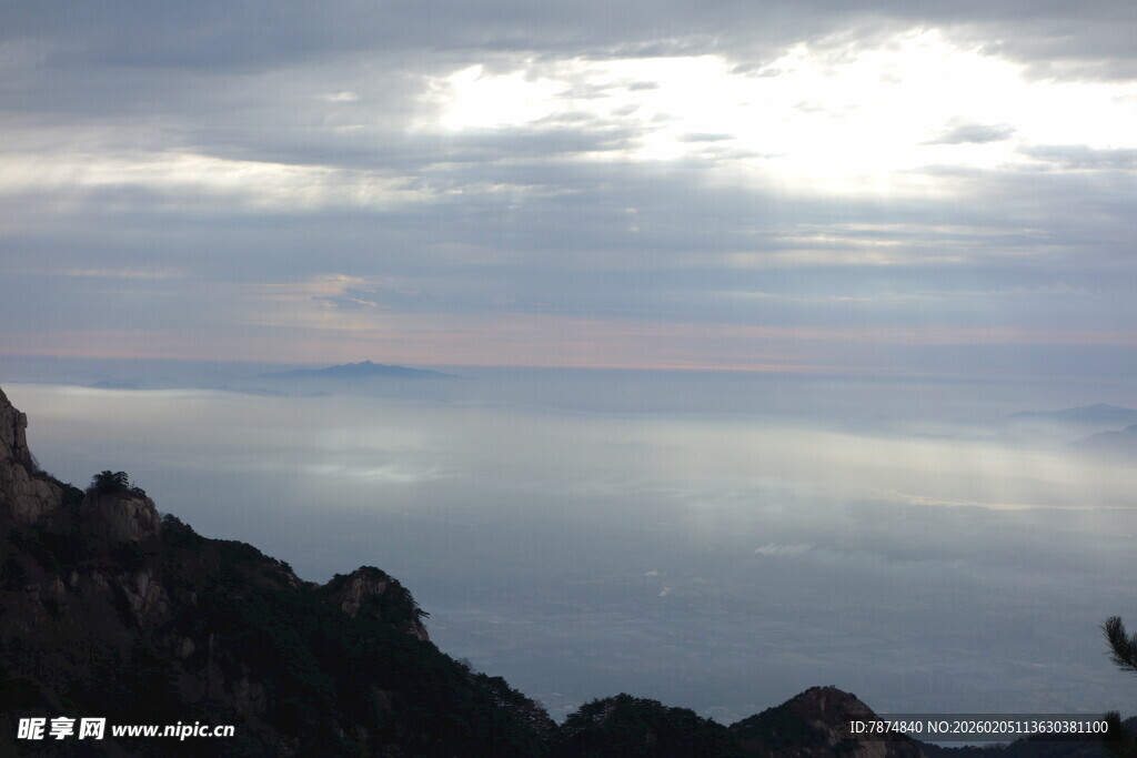 泰山山巅远眺广阔云海景观