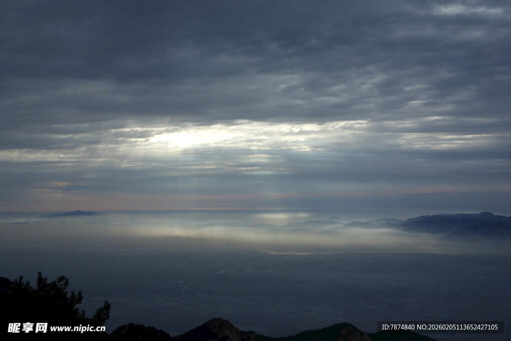 泰山云海之上的天光美景