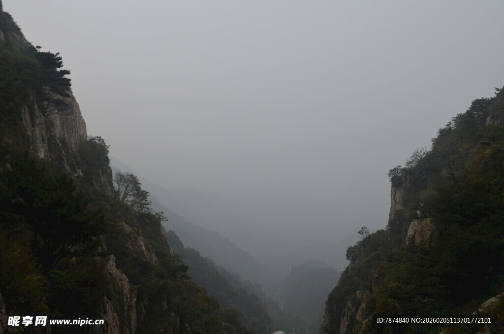 泰山云雾缭绕的险峻山间景色