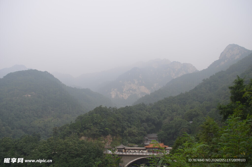 泰山山间云雾中的古朴建筑