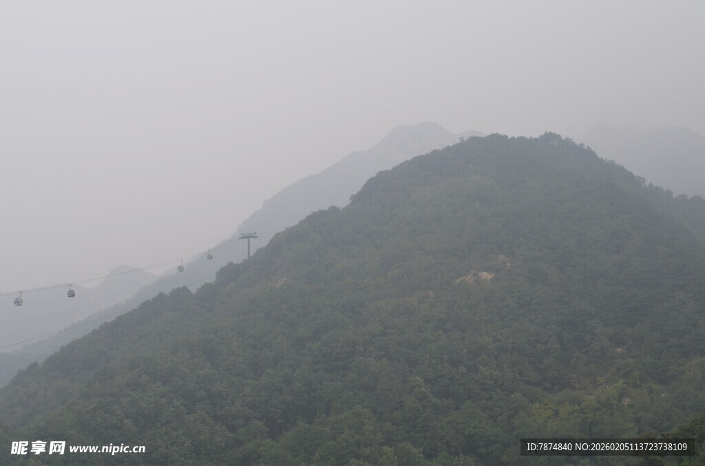 泰山雾中青山景