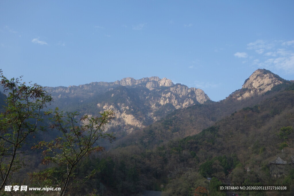 泰山秀丽山峦风景图