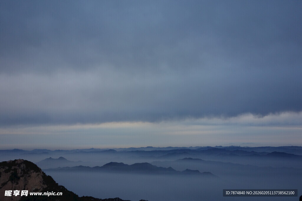 泰山山间云海 天色阴沉之景