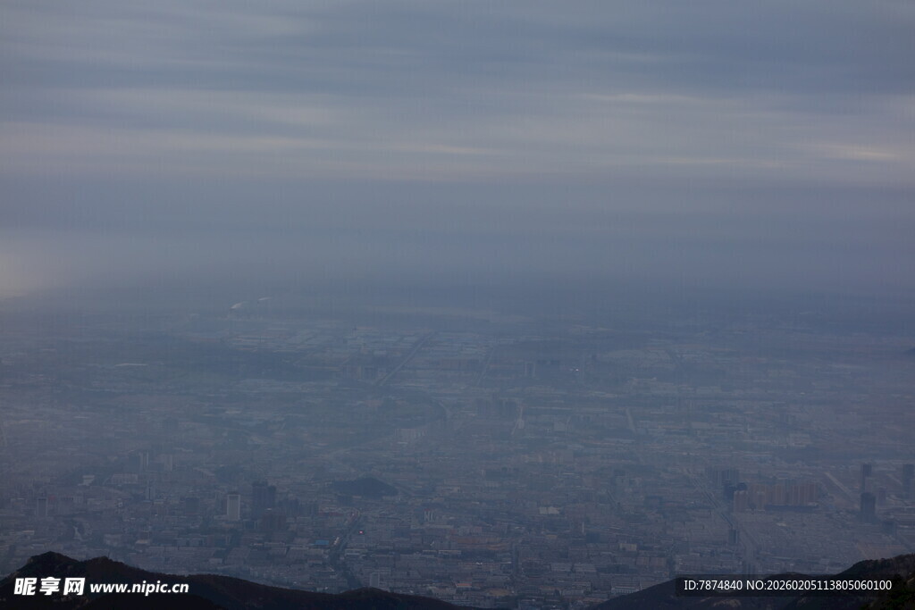 泰山俯瞰云海中的山峦景色