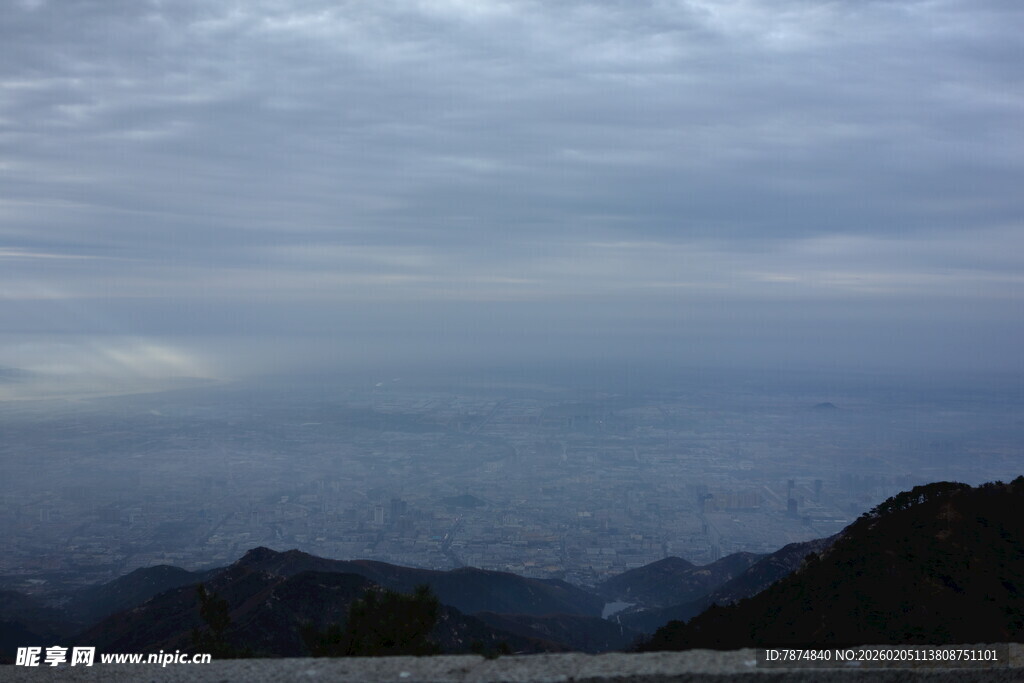 泰山山间云海景观