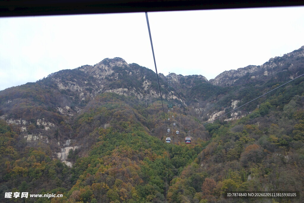 泰山缆车视角下的山峦景色