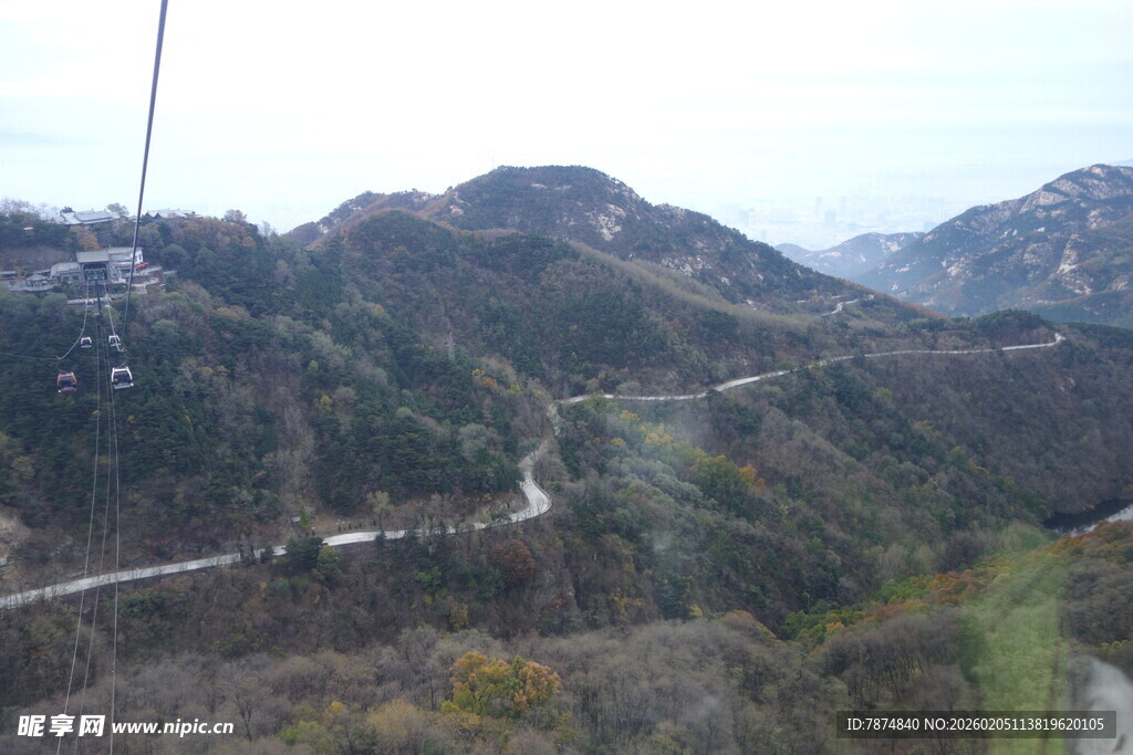 泰山山间蜿蜒公路风景图