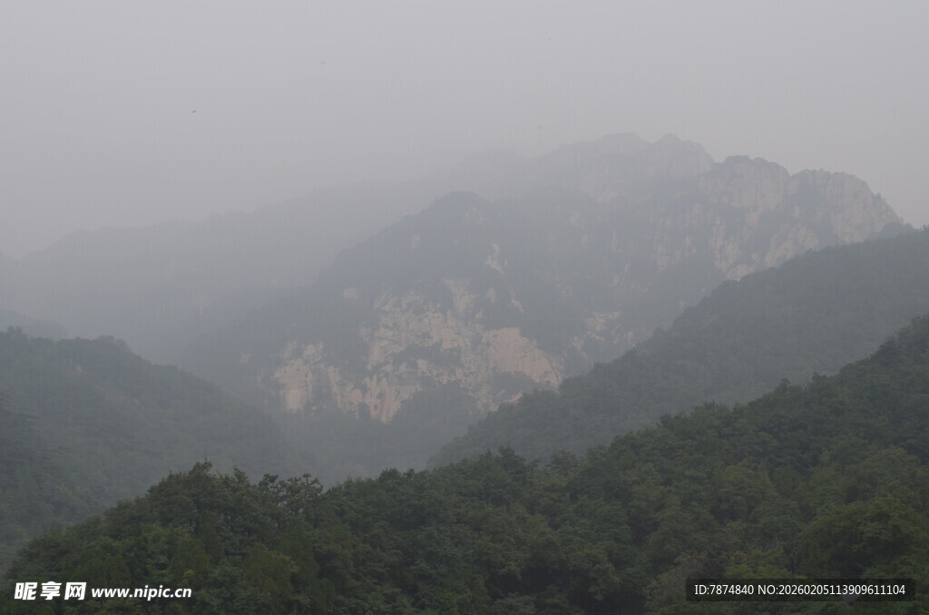 泰山雾中青山景
