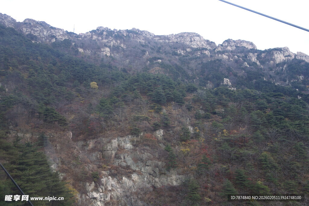 泰山山峦景色 山间植被与索道