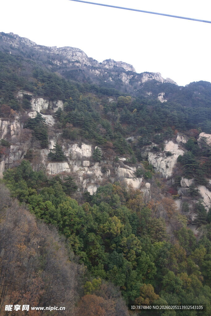 泰山山峦葱郁的自然风光
