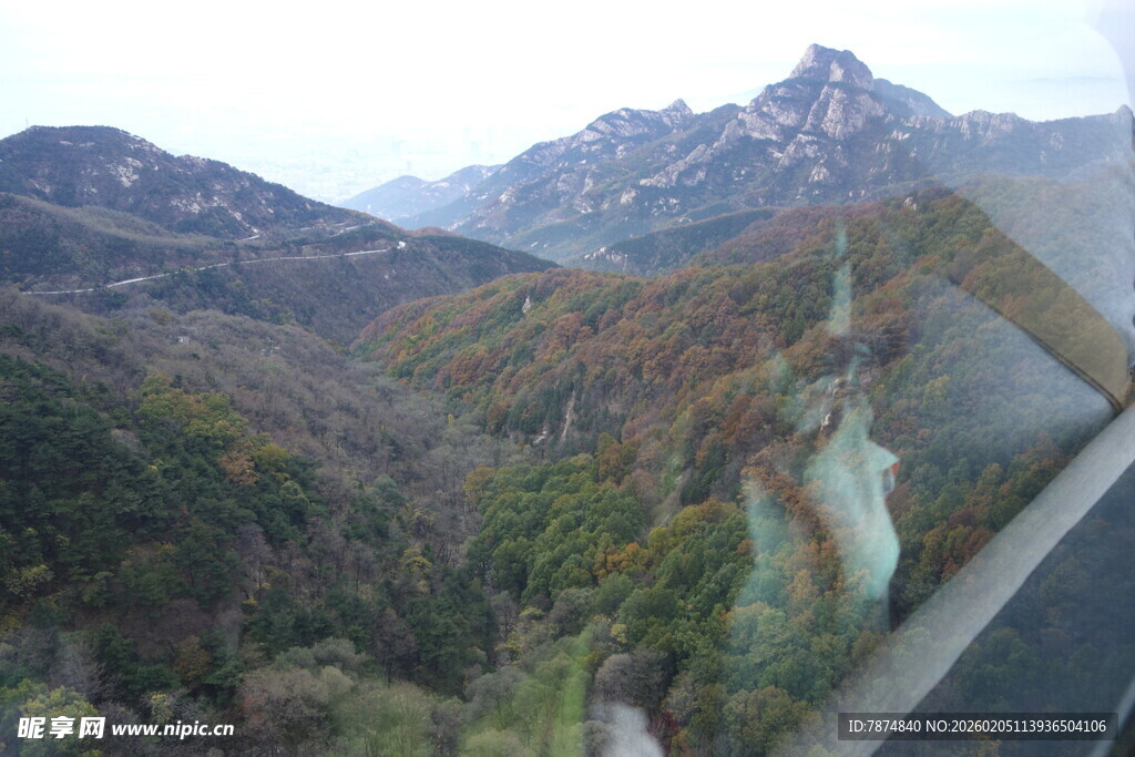 泰山山间秋色公路美景