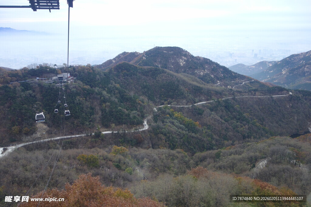 泰山山间景致 蜿蜒道路与远山