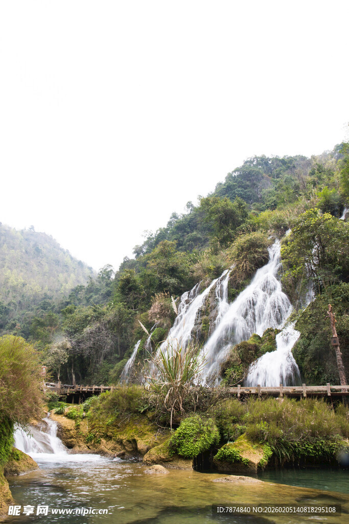 荔波山间瀑布美景 溪流潺潺