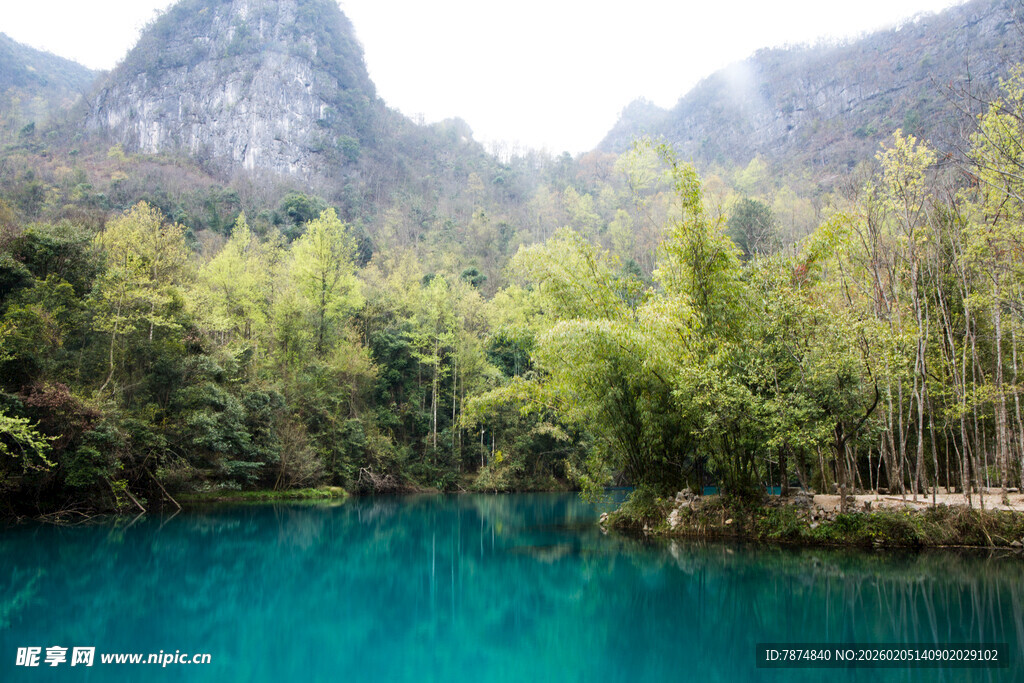 荔波青山环抱的幽蓝澄澈湖水