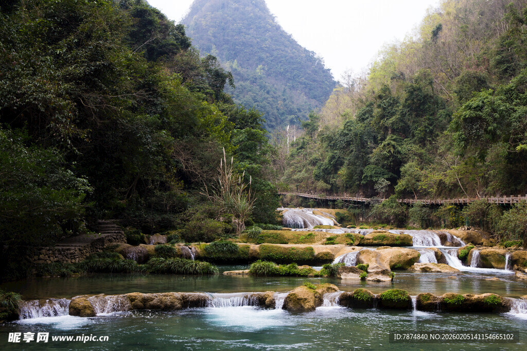 荔波山间溪流美景