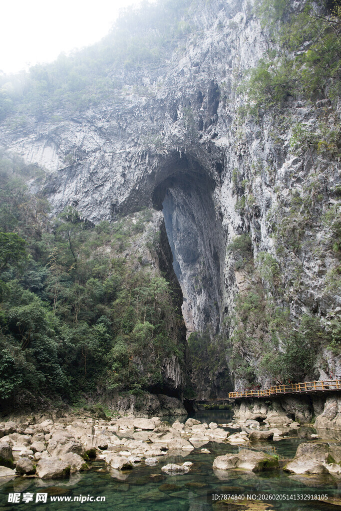 荔波山间天然拱形岩石景观