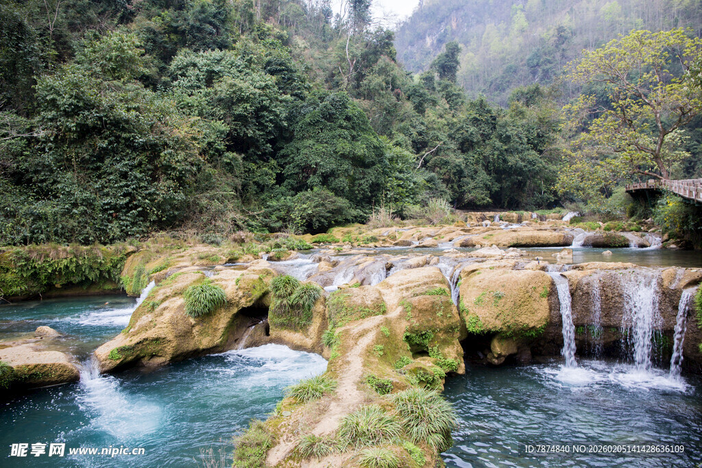 荔波山间碧溪上的石桥瀑布景观
