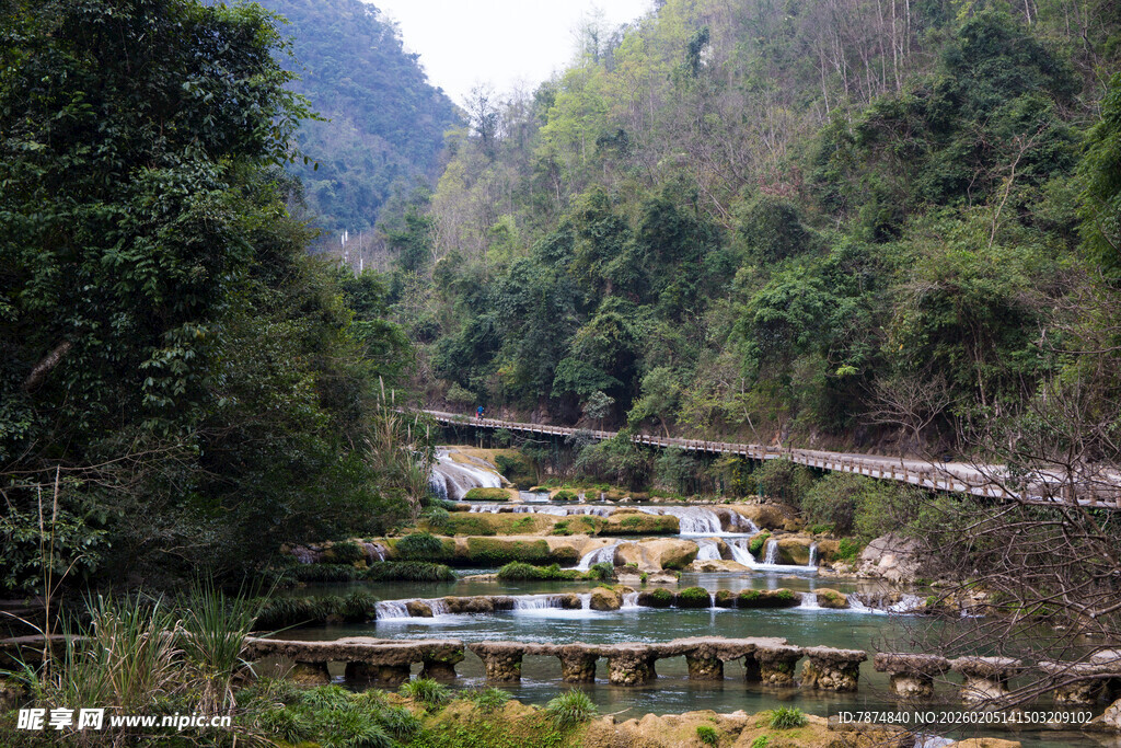 荔波山间河畔美景